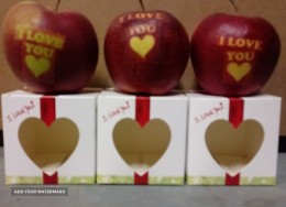 Okolicznościowe jabłka z napisami 'I love You'